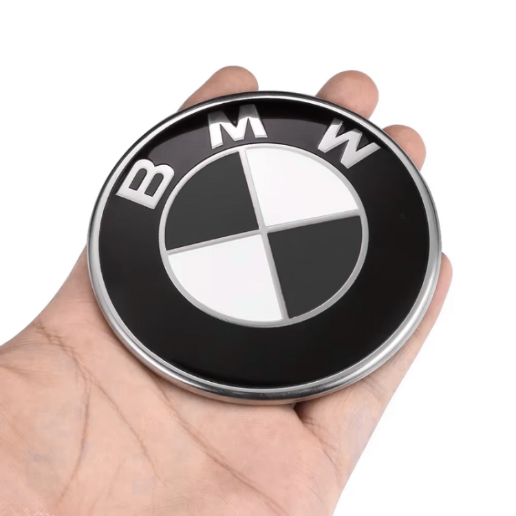 alt="Emblemat BMW 82mm 51147288752 na maskę F30"
