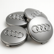 Komplet 4 srebrnych dekielków do felg Audi 68mm z chromowanym logo czterech pierścieni na białym tle