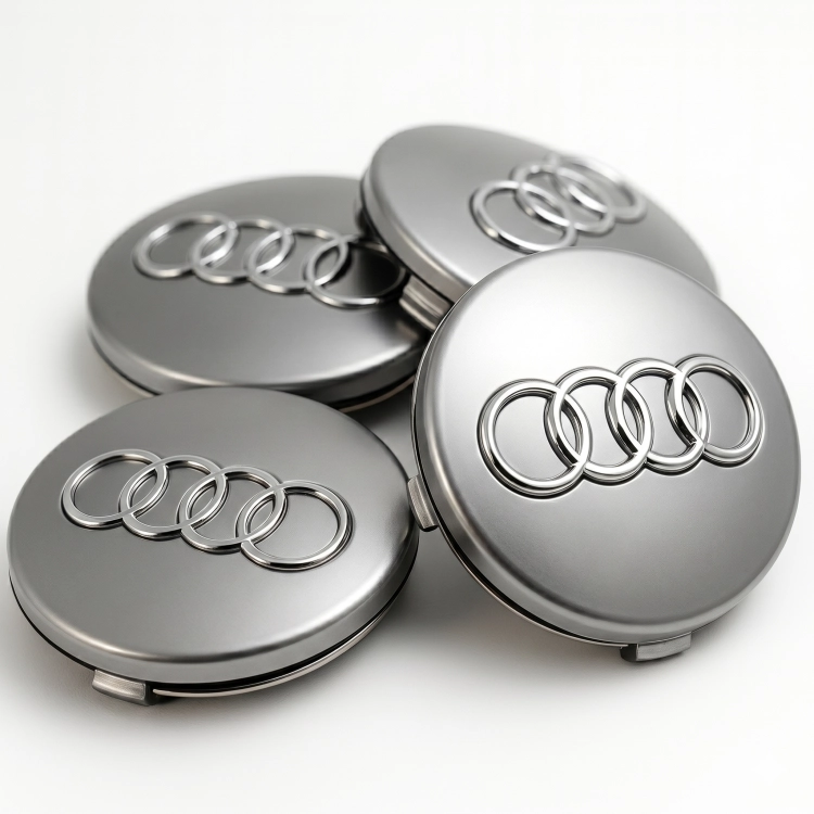 Komplet 4 srebrnych dekielków do felg Audi 68mm z chromowanym logo czterech pierścieni na białym tle