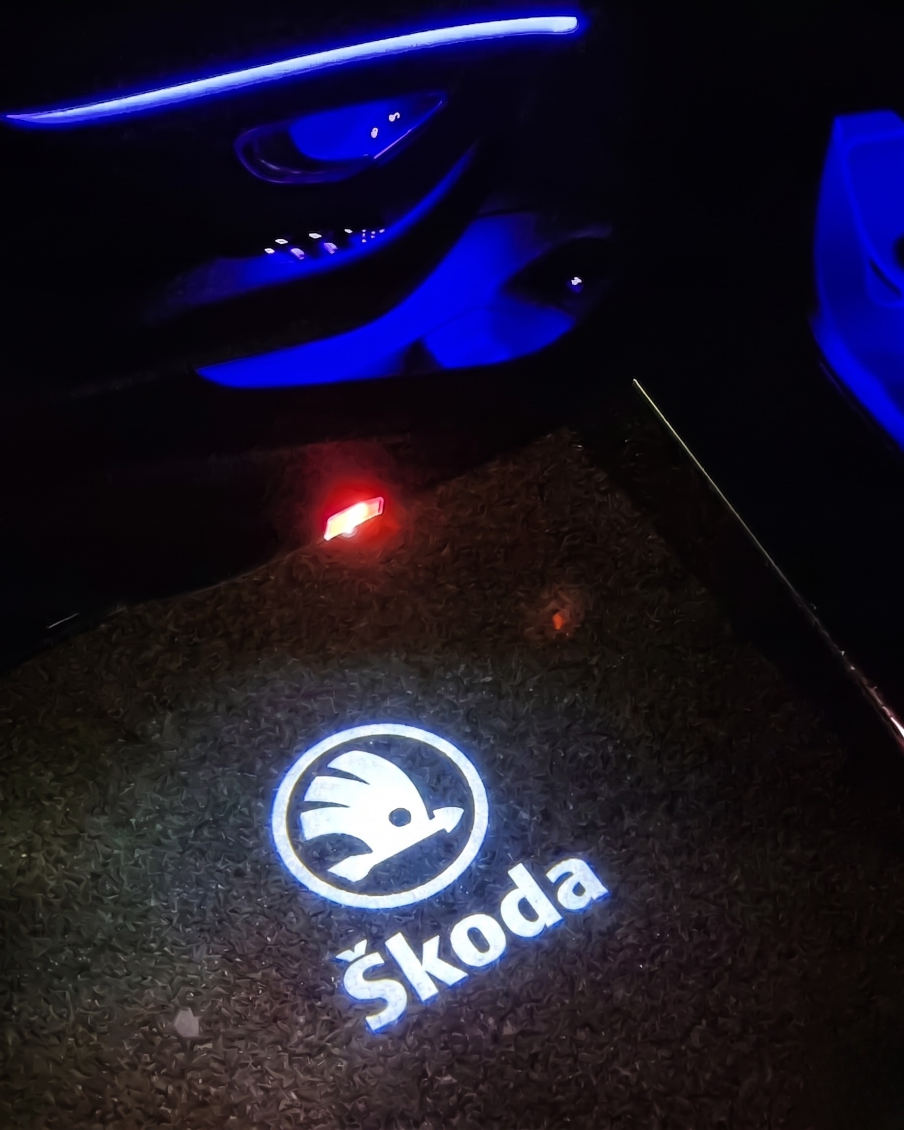Efekt 3D świecenia projektora powitalnego LED HD z logo w drzwiach samochodu Skoda